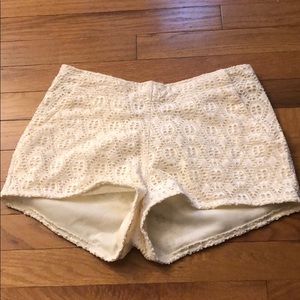 CREAM CROCHET SHORTS SIZE M